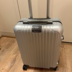 Rimowa Salsa Deluxe Cabin Multiwheel 55 – Silver (Carry-On)