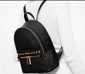 MICHEAL KORS KENLY BLACK AND GOLD MEDIUM  BACKPACK