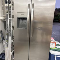 Frigidaire Refrigerator 25.6 Cu Ft  36 Inch Wide Likely New