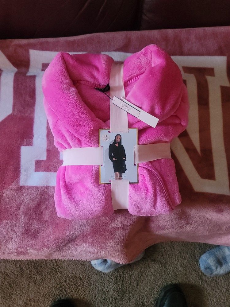 Victoria's Secret Robe's Please text (contact info removed)