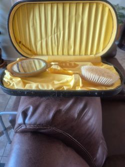 1987 HORSEHAIR BRUSH AND COMB SET