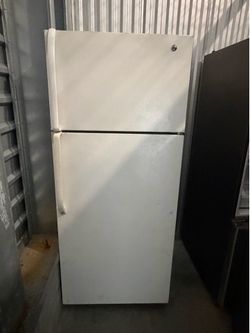 28 inch W GE white refrigerator/ Nevera Blanca