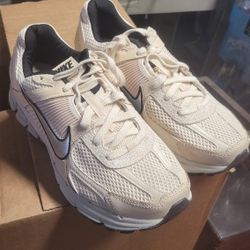 Women's Nike Zoom Vomero 5