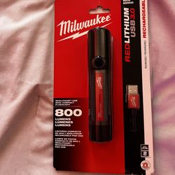 Milwaukee 800 Lumen Rechargeable Flashlight 