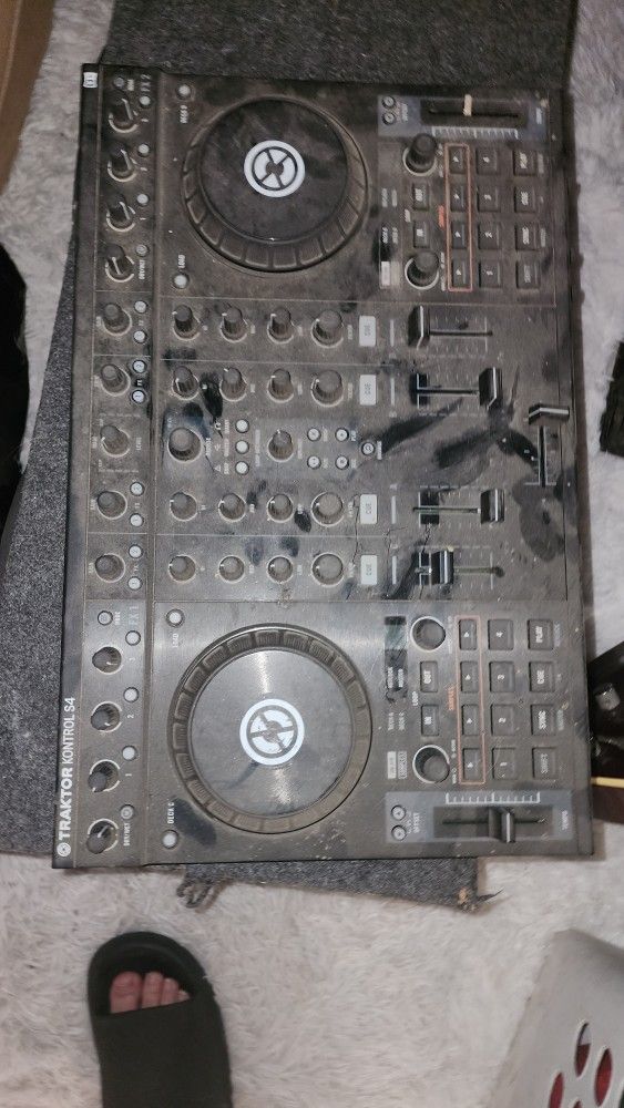 Traktor Kontrol S4 (Needs Repair)