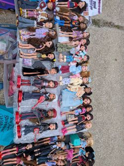 Bratz dolls and lots of accessories shoes clothes