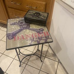 Skull End Table With Skull Small Case