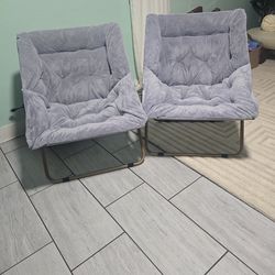 Set of 2 folding chairs