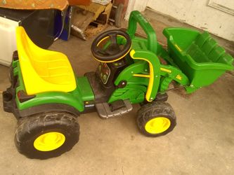 John Deere power wheels tractor ~needs a new battery