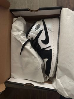 AIR JORDAN 1 MID SE - SIZE 5.5 Y