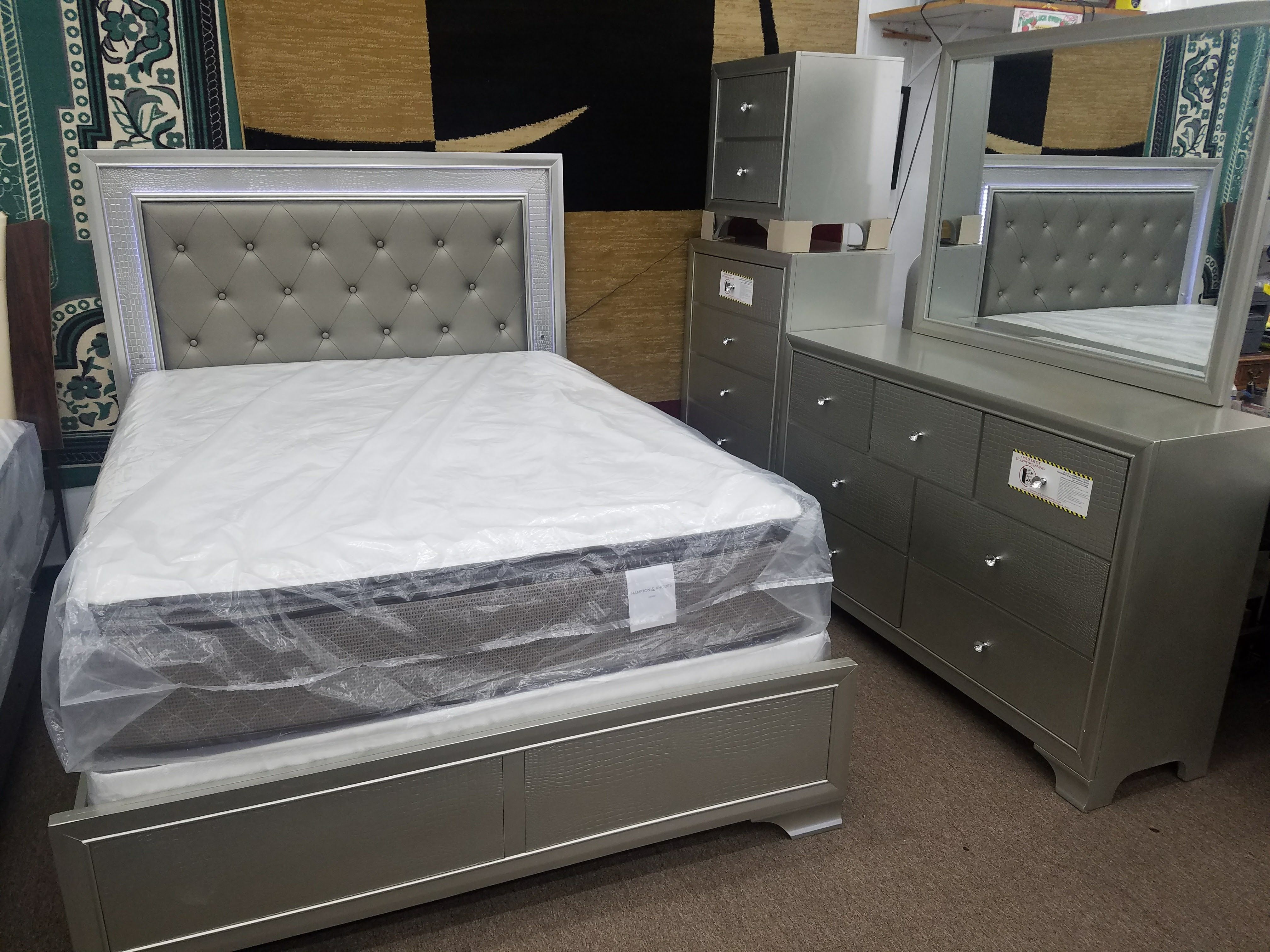 New in box B4300 Queen 4pc bedroom set special