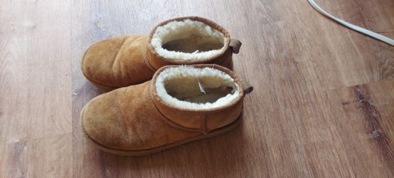 Uggs ultra mini boots. size 5. Good preowned condition!