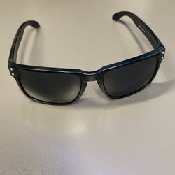 Oakley Holbrook Sunglasses - Matte Black / Warm Grey (OO9102-01) Product Overview The Oakley Holbrook is a timeless, classic design fused with modern 