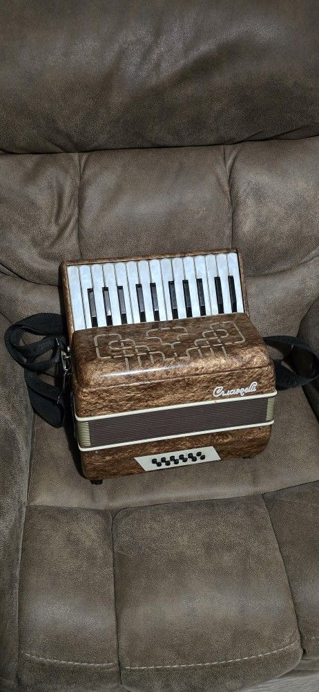 ACCORDION CRUCIANELLI HECHO EN ITALYA $330 OBO