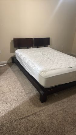 Queen‘S Mattress And Bedframe With Headboard