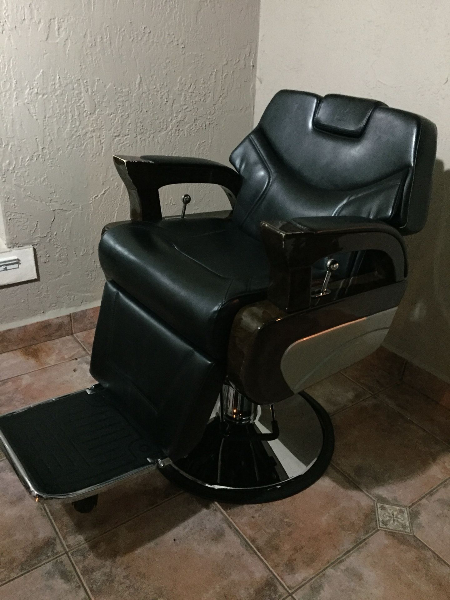 Minerva Presidential barber chair ! Super comfortable