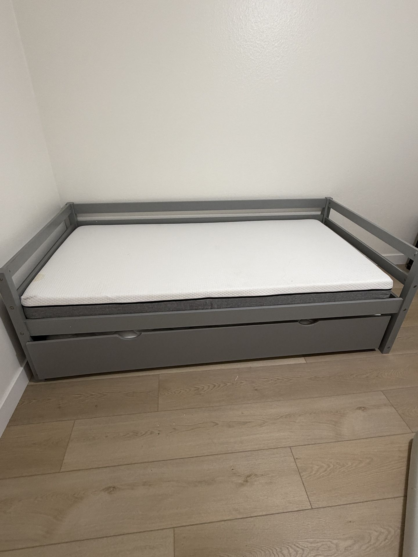 Like New Trundle Bed Twin Size