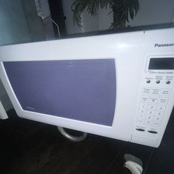 2.1 Cu. Ft. Panasonic Microwave  1250watt Model nn-h965wfx