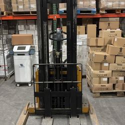 Big Joe PDS Power Drive Straddle Stacker 