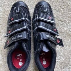 Izumi cycling shoes (unisex) Size 6.5(men) Size 7(women)