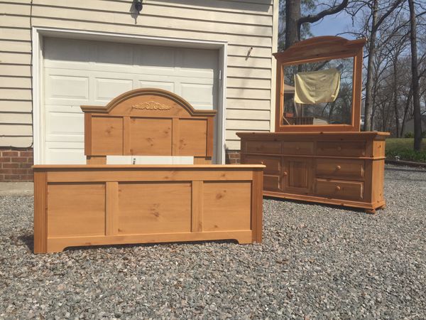 BROYHILL "Fontana" Designed Queen Size Bed and matching 9 ...