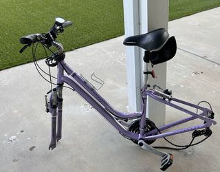 Diamond back mountain bike with out wheels.