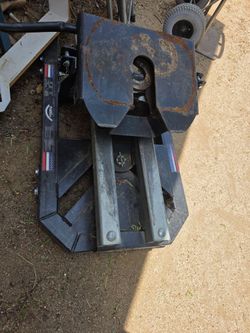 Fifth wheel for short/long bed trucks
