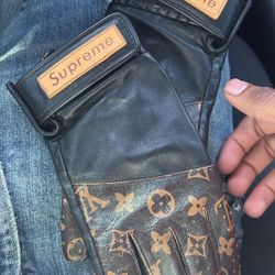 LV supreme gloves size S-M