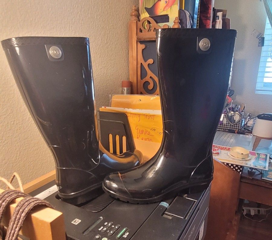 UGG water proof boot for woman.