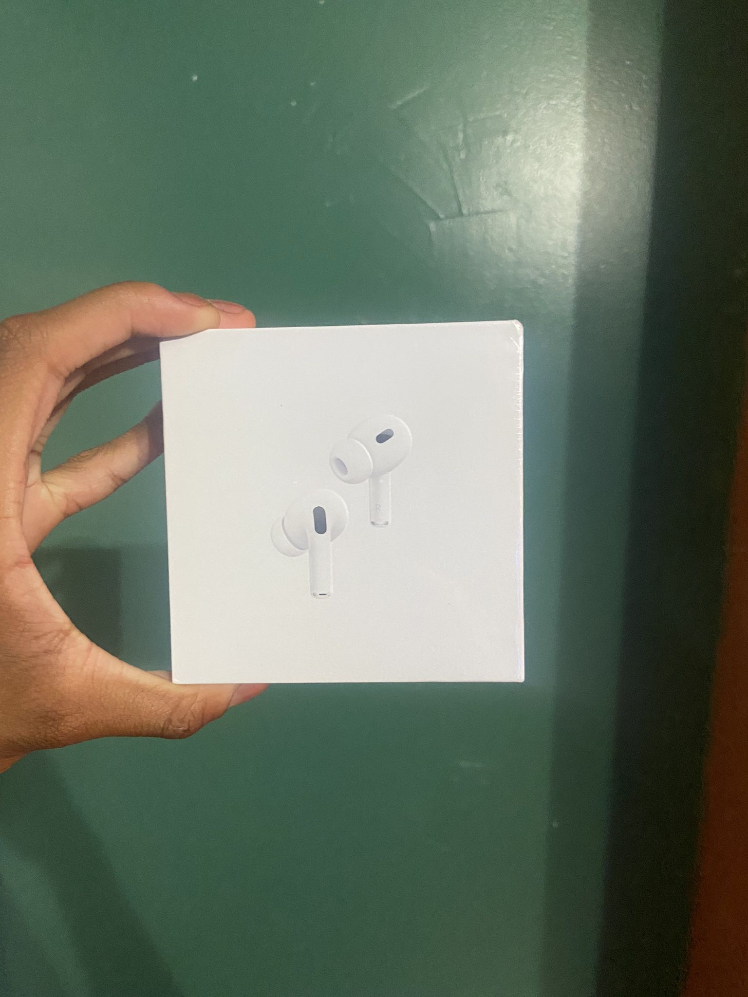 *BRAND NEW* Apple AirPods 2nd Generation with Charging Case (BRAND NEW)