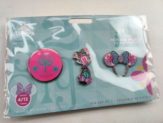 Minnie Mouse: The Main Attraction Pin Set – Disney It's A Small World – IN HAND