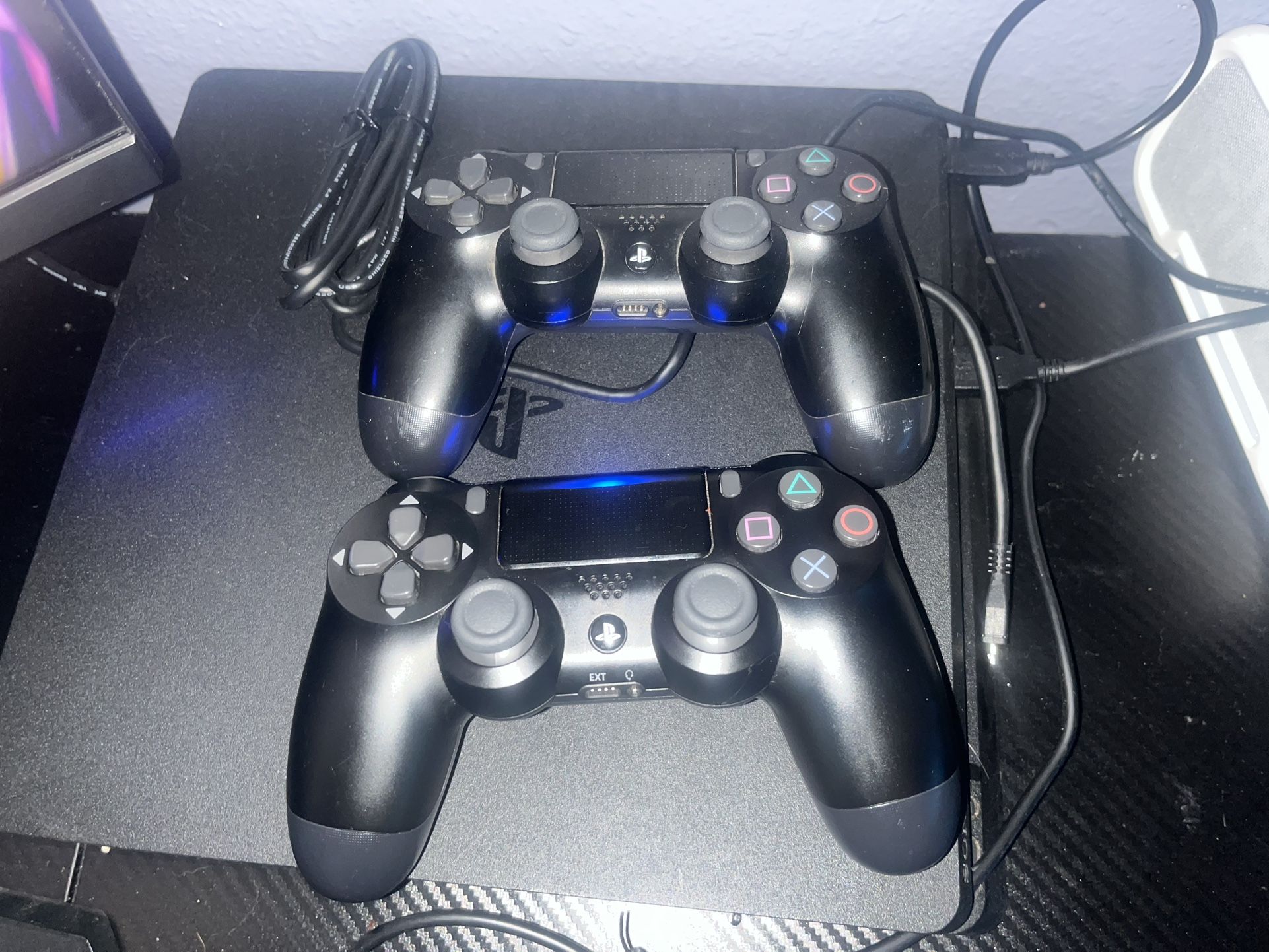 PS4 -1TB-2 controllers-6 GAMES