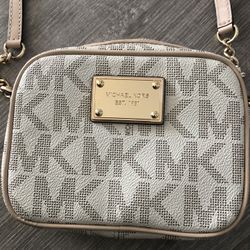 LIKE NEW MICHAEL KORS CROSSBODY