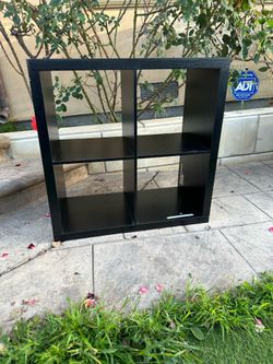 Black cube/shelf