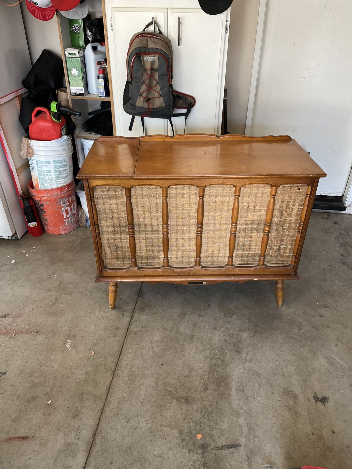 Vintage RCA Victor Record player AM/FM