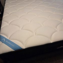 King Dreamcloud Premier Hybrid Mattress - Like New