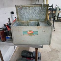 VINTAGE THERMASTER CAMPING COOLER REFRIGERATOR.