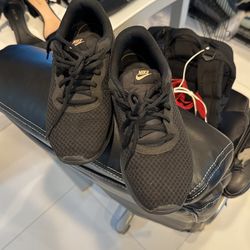 Nike Women - 8.5