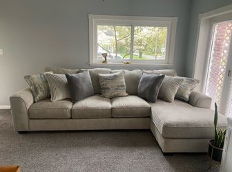 Couch: 2 Piece Sectional