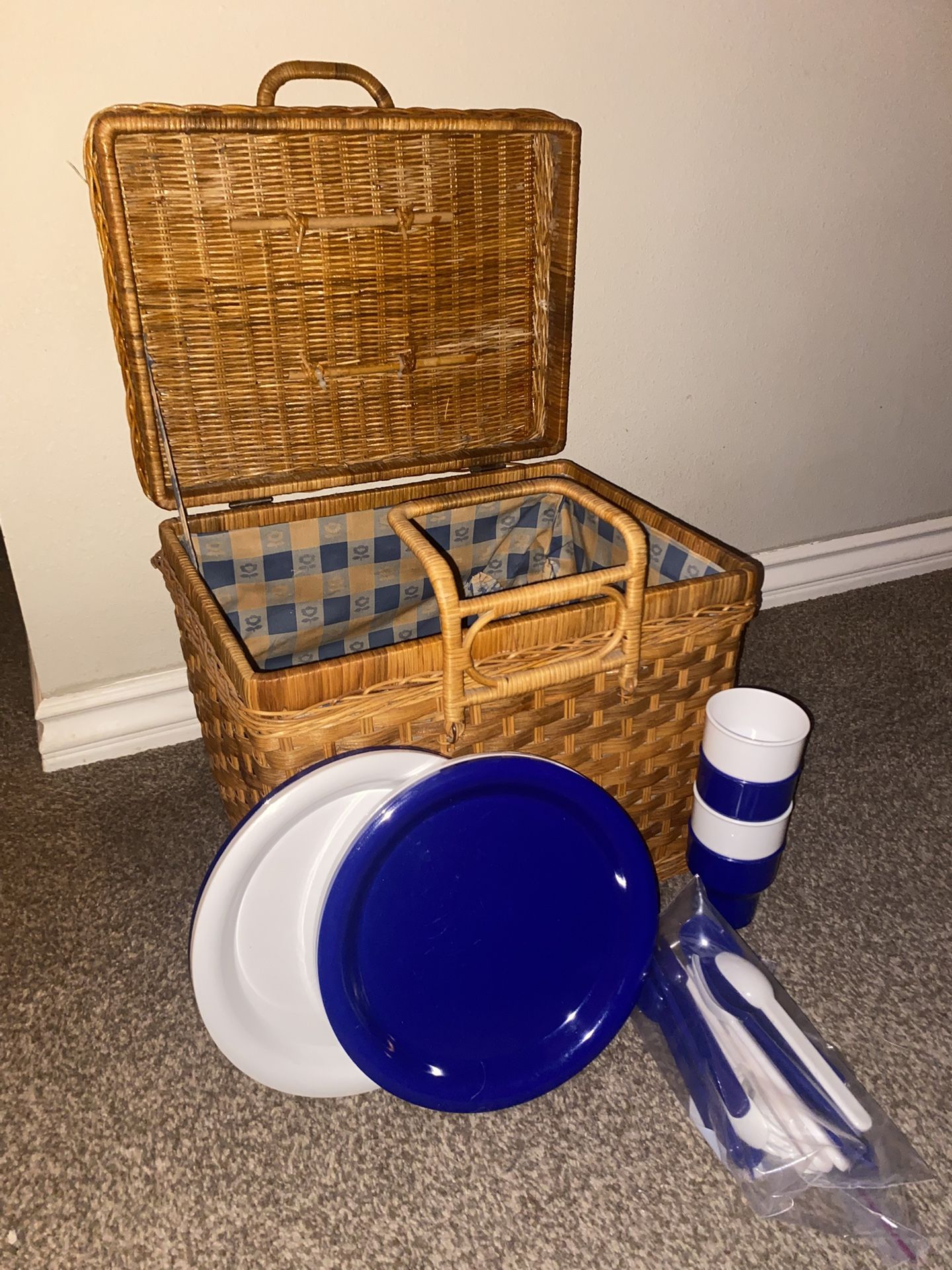  Large Vintage Wicker Rattan Hinged Picnic Basket Locking Handles  Boho W/Plates,Cups & Utensils