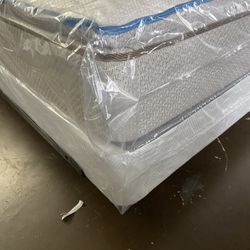 Queen Pillow top Mattress Box’spring
