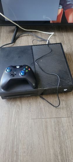 Xbox One, Samsung TV, Chair and Desk