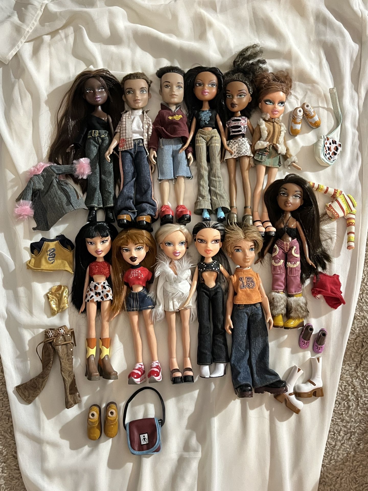 12 Bratz Dolls