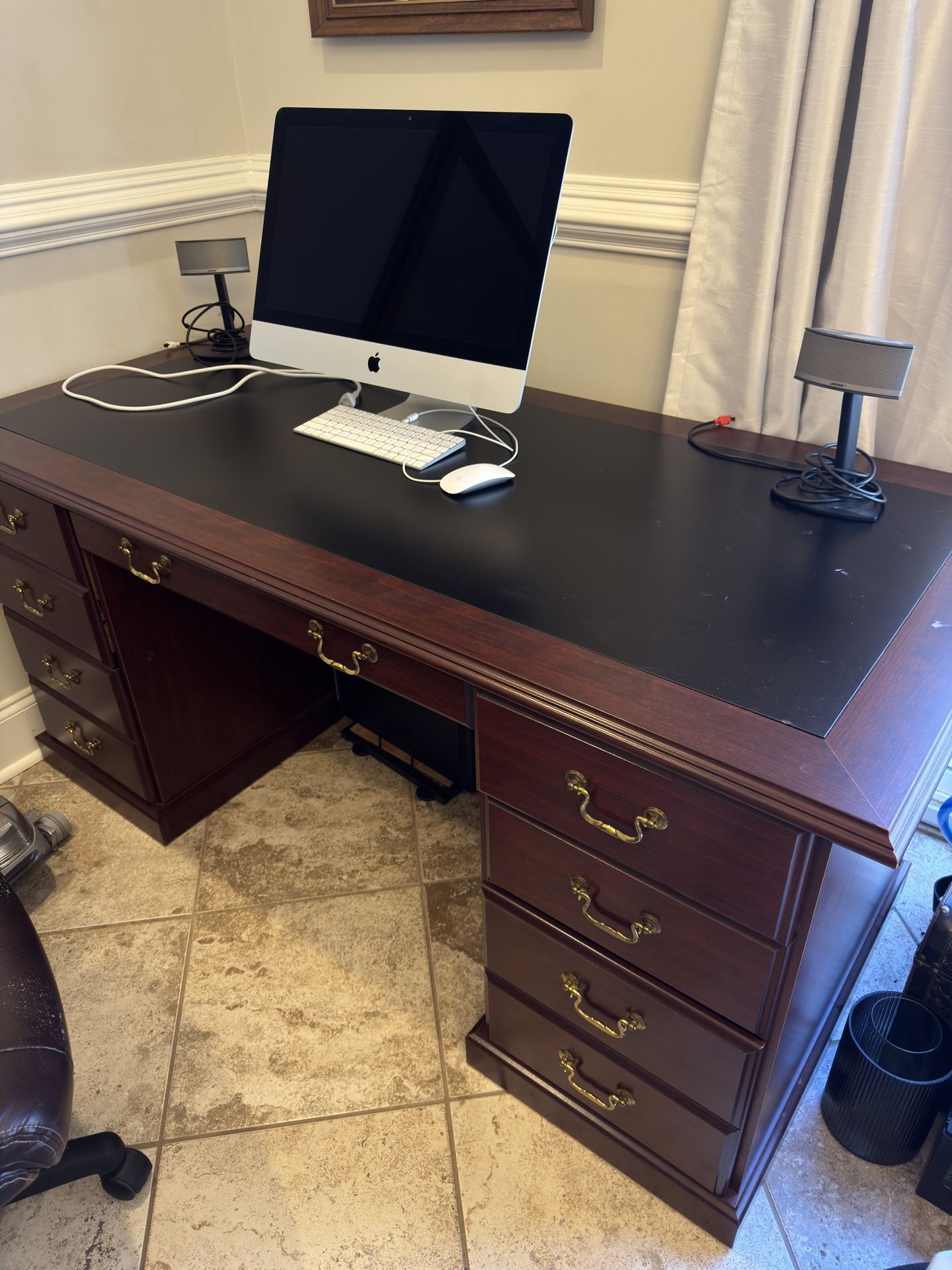 Desk and chair / Escritorio Y Silla