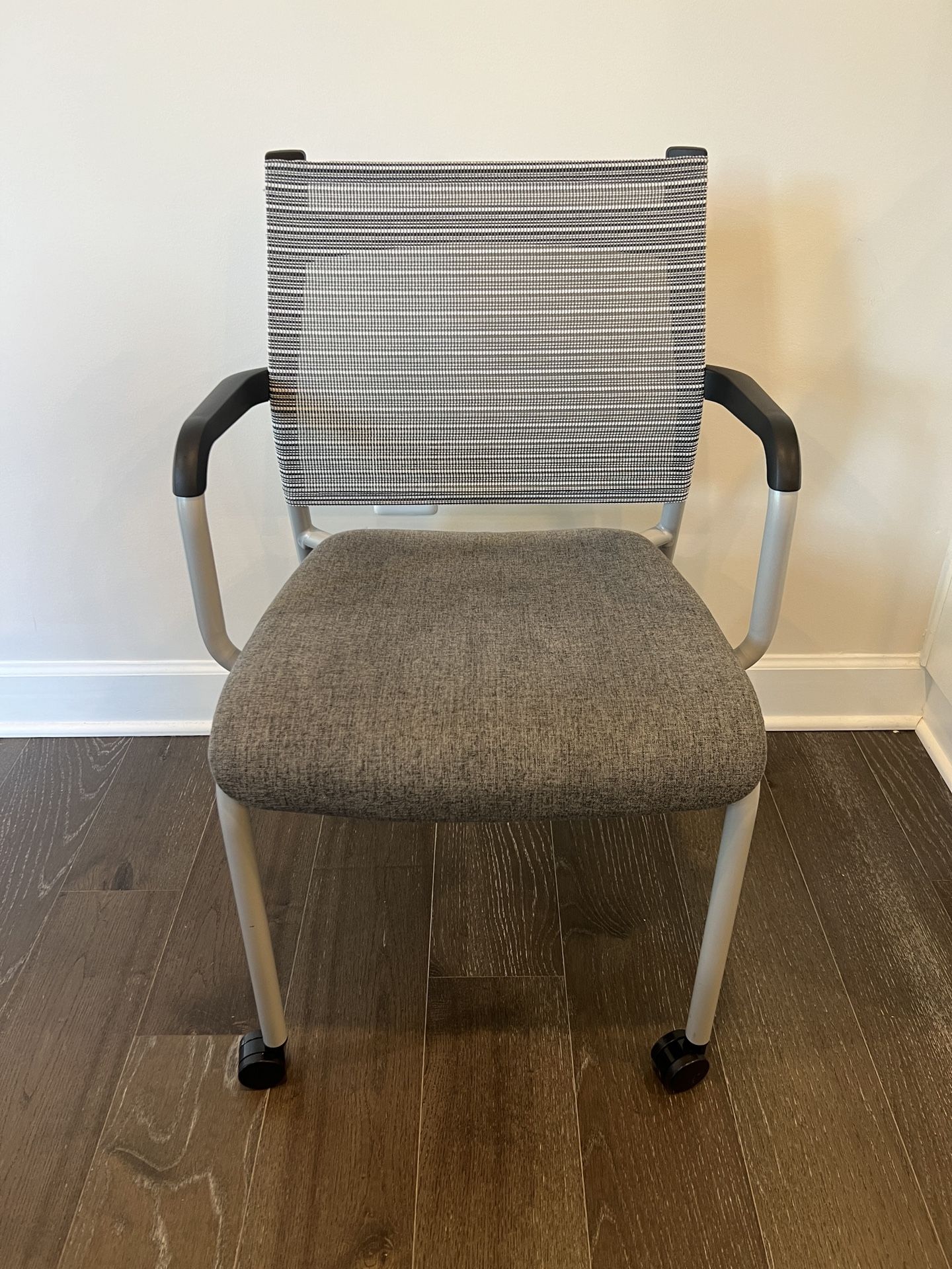 The Wit Guest Chair