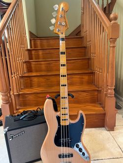 Squier Classic Vibe Jazz Bass w/ Donner 30 Watt Bass Amp