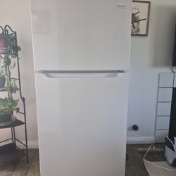 Frigidaire Top-Freezer Refrigerator White