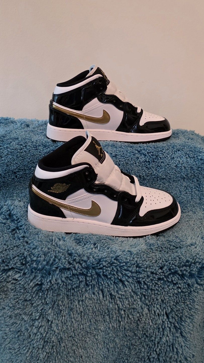 Jordan Retro 1 Mid SE