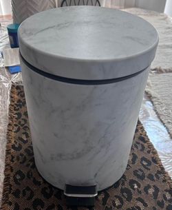 Small Trash Can With Lid