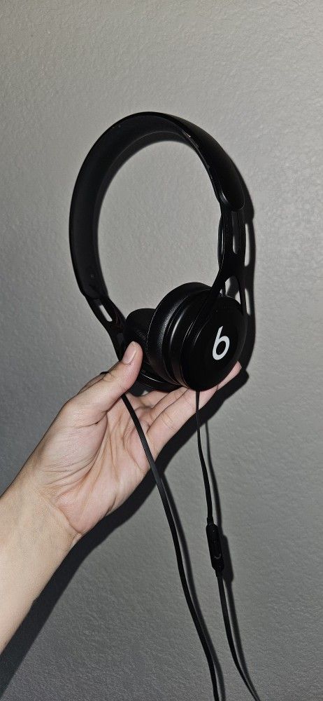 Auxiliary Corded BEATS Headphone with Microphone Model A-1746